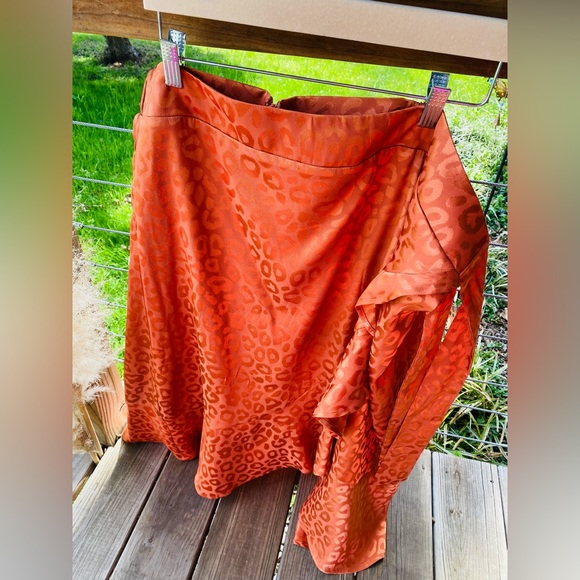 Torrid orange leopard print silky skirt - Picture 2 of 9